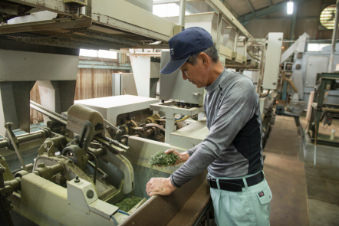 風味や色のチェックは職人の手で