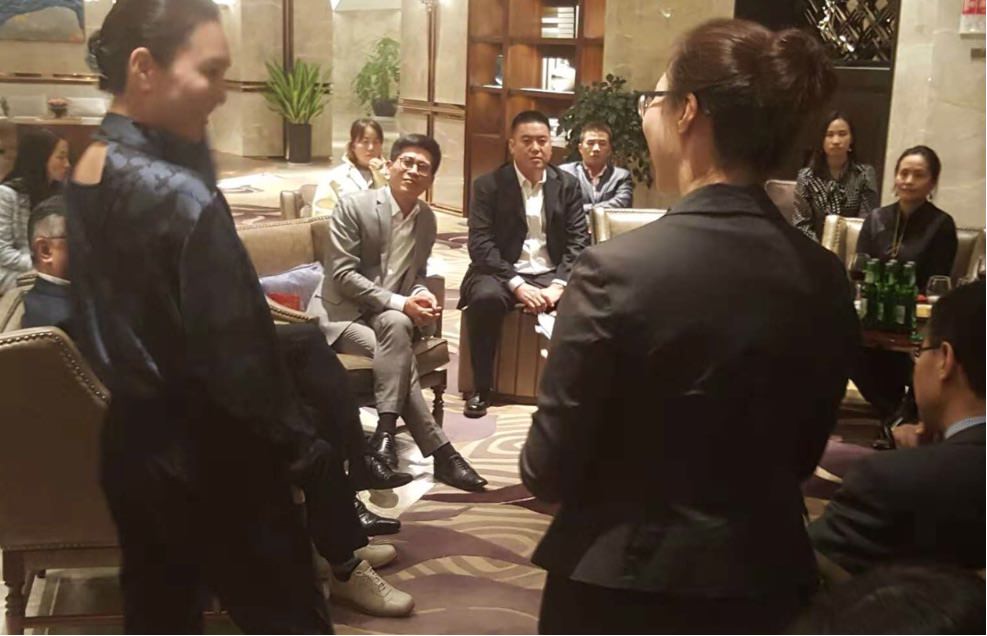 学会発表後の懇親会 兼 質問会での一コマ。中国の医師と本草閣　秋山が漢方薬の効能効果や症例について議論を交わします。